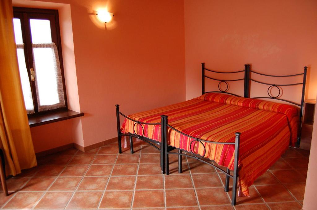 Agriturismo 'D Raine Montelupo Albese الغرفة الصورة